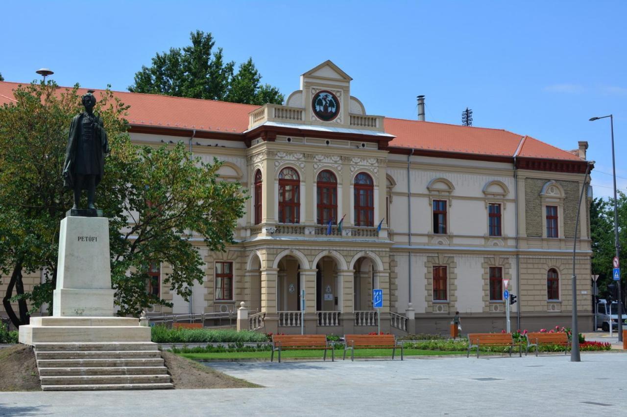 Csengo Vendeghaz Hotel Kiskoros Exterior foto
